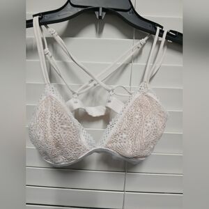Preowned Victoria Secrets Elegant Lace Bralette in White Xs (Clean)